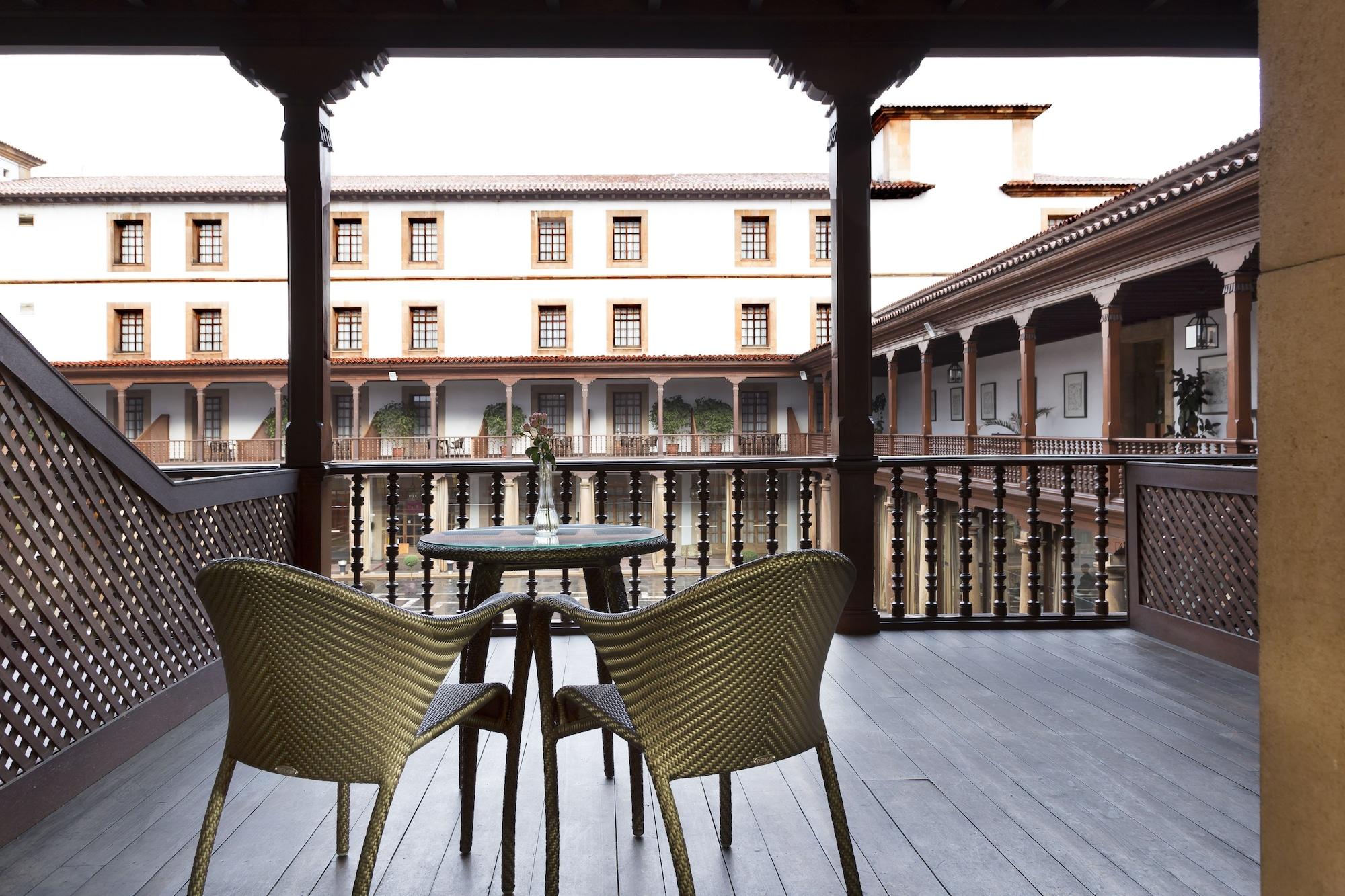 Eurostars Hotel De La Reconquista Oviedo Eksteriør billede The hotel's patio