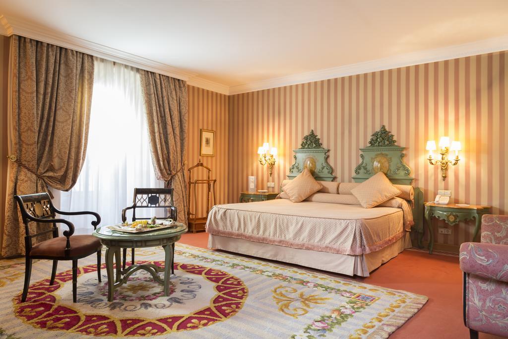 Eurostars Hotel De La Reconquista Oviedo Eksteriør billede A bedroom at the hotel