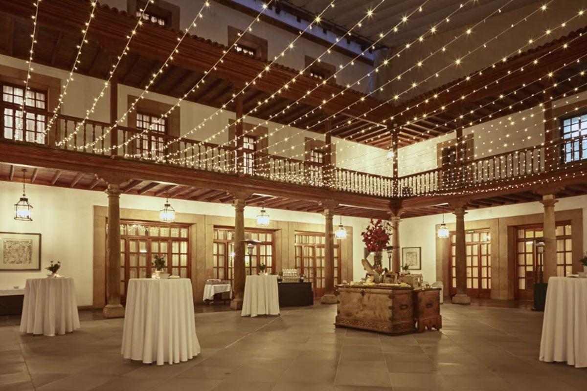 Eurostars Hotel De La Reconquista Oviedo Eksteriør billede The interior of the San Antonio Museum of Art